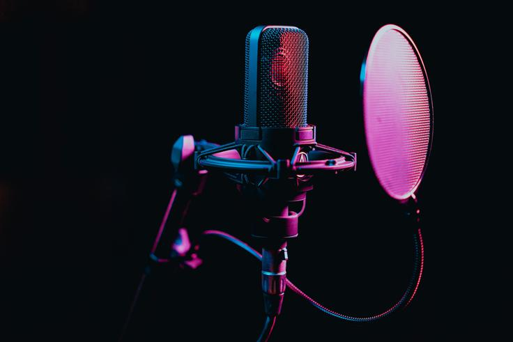 Le DJ se vante de la taille de son sexe devant une femme mariée