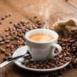 Cinq tasses de cafés par jour : danger ou allié pour le cœur ?