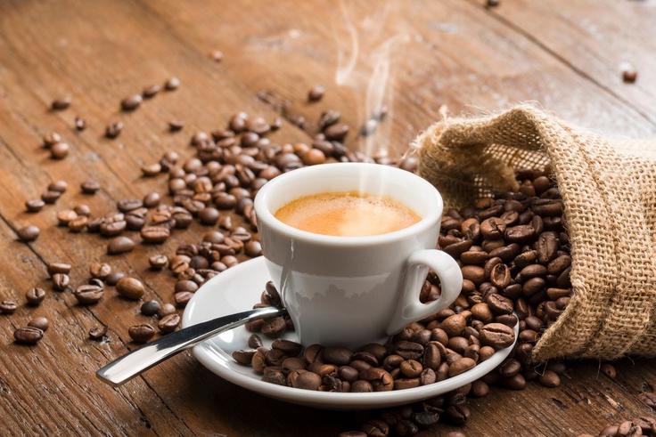 Cinq tasses de cafés par jour : danger ou allié pour le cœur ?