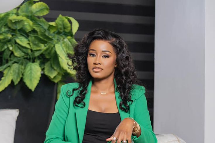 Nommée PCA, Queen Biz met sa musique en pause