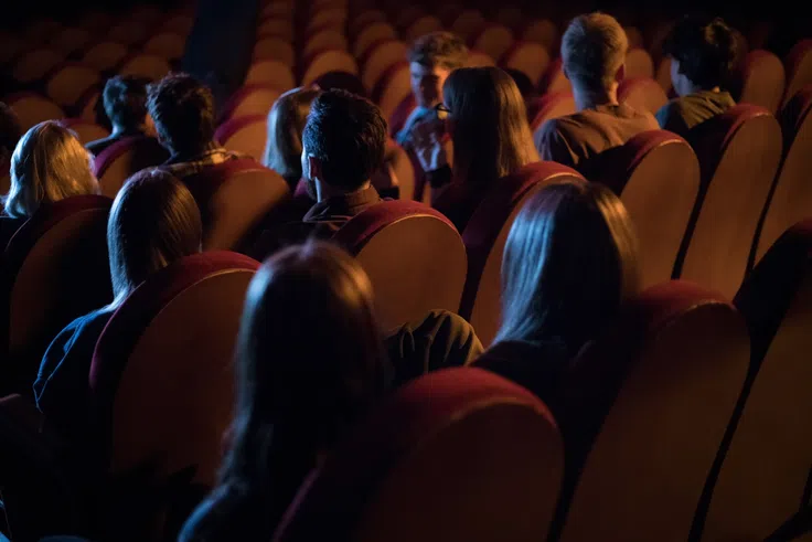 Elle se rend au cinéma et décède en pleine séance en regardant le film...