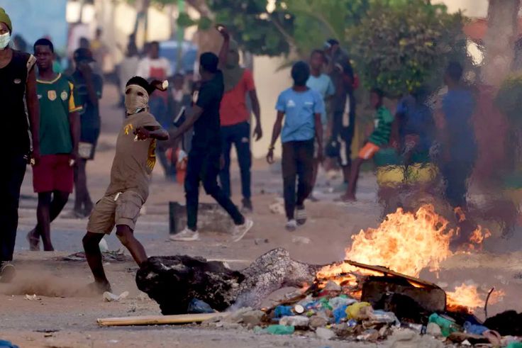 Comme Sonko à Ziguinchor,   Farba Ngom gardé par ses jeunes avant sa convocation