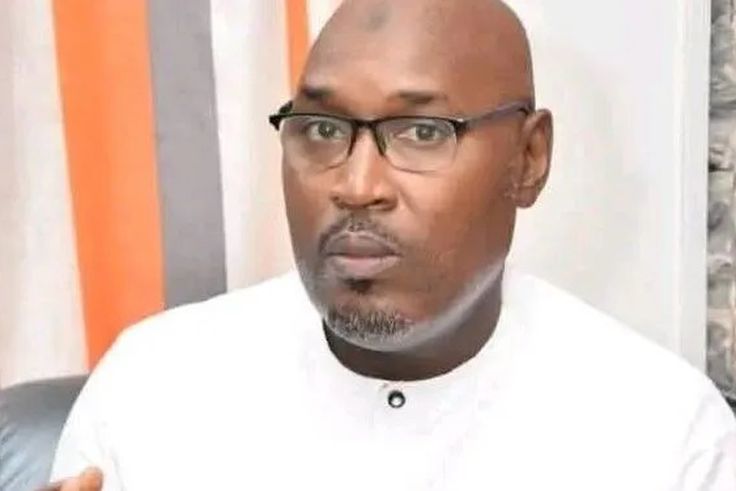 Adama Adus Fall relaxé