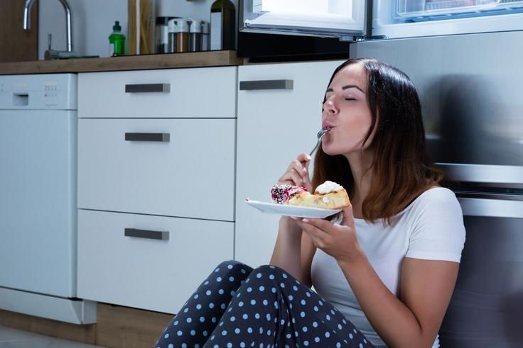 Voici pourquoi vous avez toujours envie de sucre après 21h