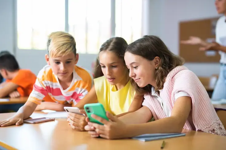 Smartphones avant 13 ans : quels dangers sur la santé des enfants ?