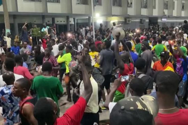 UCAD : les étudiants en Master réclament leurs bourses dans un concert de casseroles