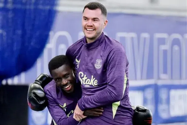 Après la gifle sur le terrain, Gana et Keane se retrouve sur un ring