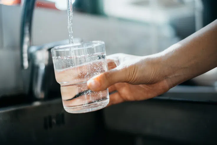Boire de l’eau salée : une médecin alerte sur cette tendance TikTok