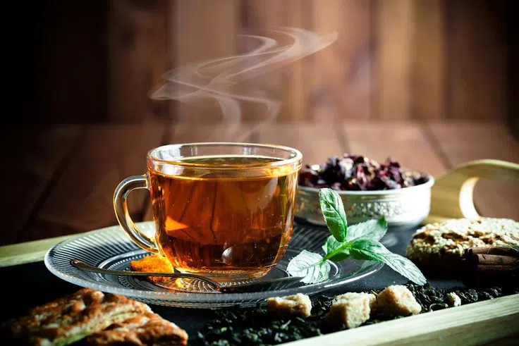 Après les repas de fête : 3 tisanes naturelles efficaces pour soulager la digestion !