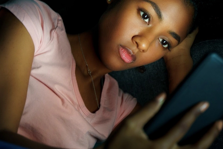 Jeûne digital : le téléphone au lit nuit-il à votre santé ?