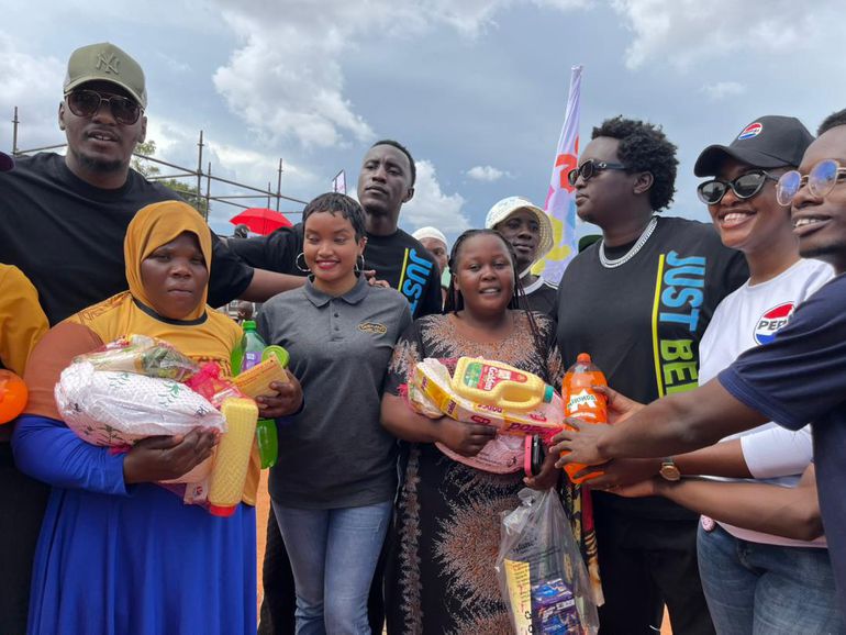 Throughout the day, vulnerable residents received food, drinks, and sanitary supplies