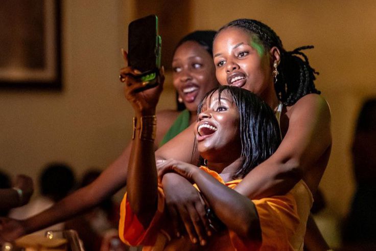 5 text messaging green flags that show someone is worth your time