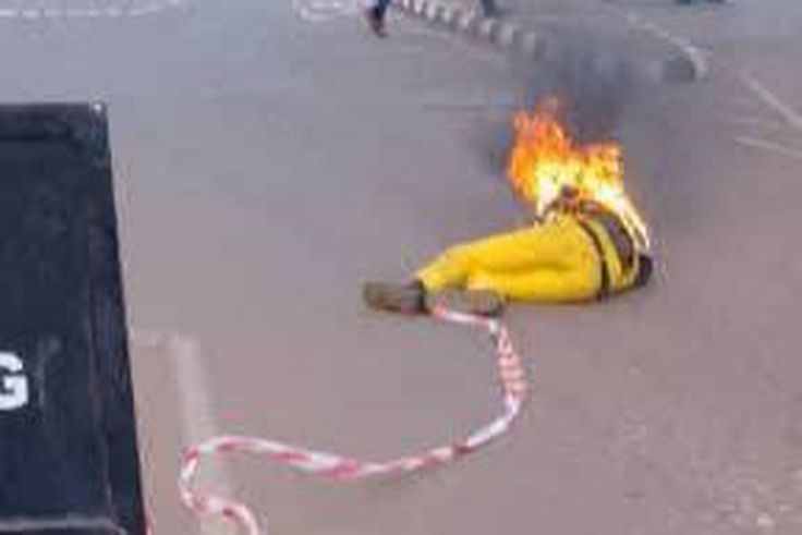 Man who set himself on fire at parliament dies