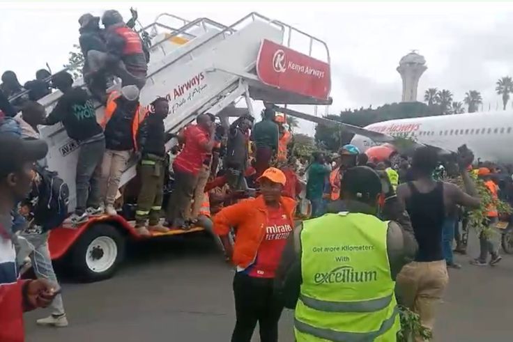Chaos at airport as Raila Odinga body returns from India