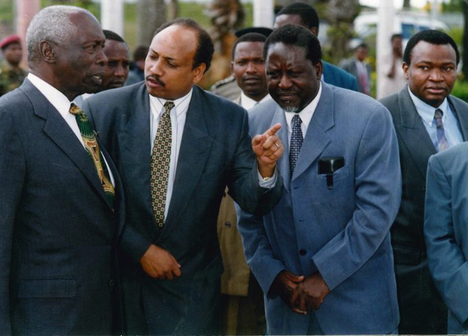 Dec 11, 1998: Pres. Daniel Moi, Bonaya Godana, and then NDP leader Raila Odinga engage in a conversation after seeing off President Laurent Kabila of DRC at JKIA. Bonaya Godana would tragically pass away after a military plane crashed into Marsabit Hill.