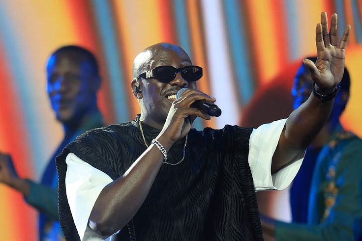 Bien thrills London fans with live rooster during street performance