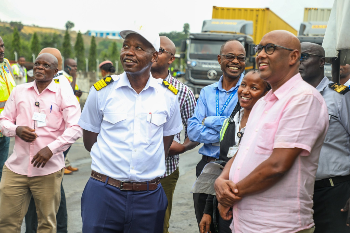 KRA Commissioner General Adan Mohamed with KPA Chief Executive Officer Capt. William Ruto. (Image: KPA)