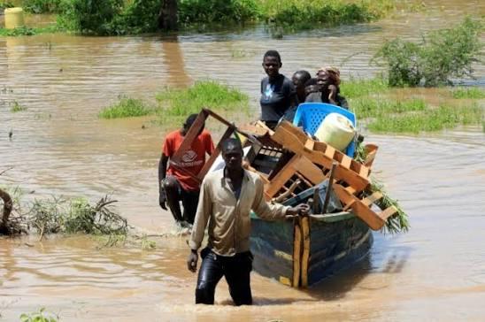 A family hurries to save a few household items to a higher ground in Kilifi during the 2025 El Nino floods (Image: Files)