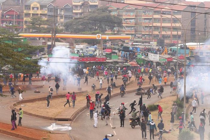 Police clash with protestors in Roysambu