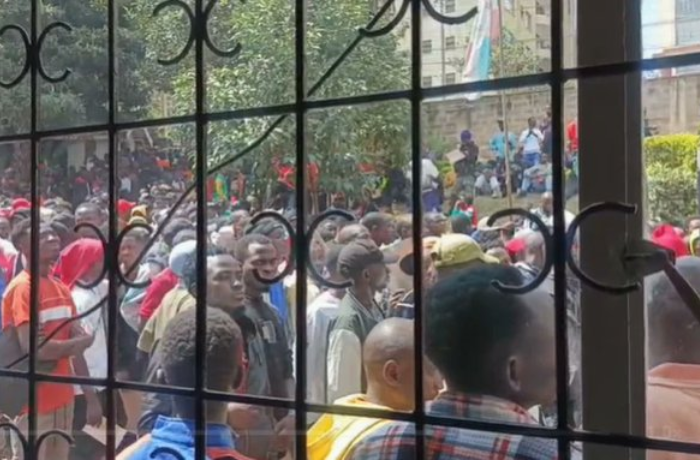 Burundi nationals flock embassy, cyber cafés for documentation. (Image: UGC)