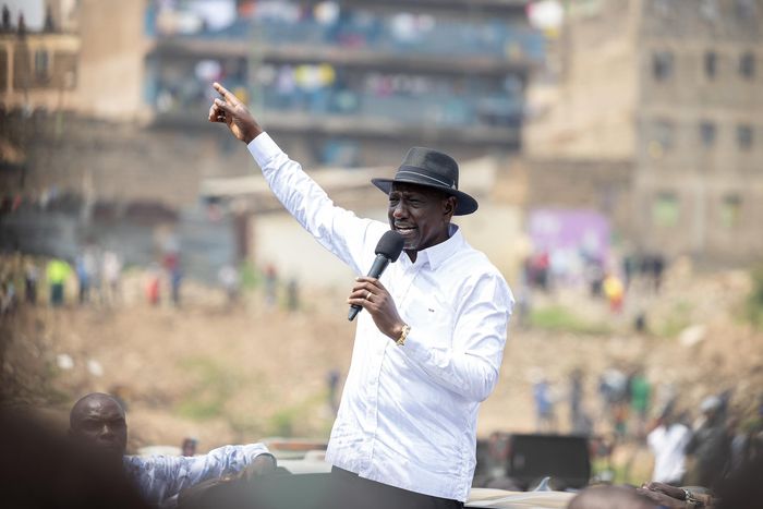 President William Ruto speaking to Nairobi residents  after inspecting the progress of the Nairobi Rivers Regeneration Project