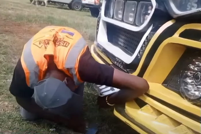 An inspection officer removing the number plates from Money Fest matatu