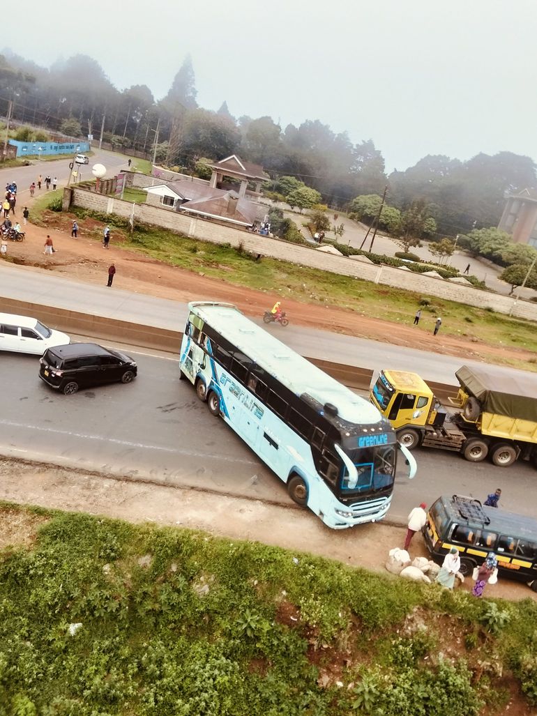 Vehicles along the Southern Bypass are forced to turn back following blockage by unidentified groups