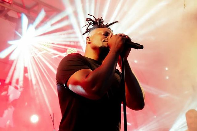 Tresor Riziki performing at a concert