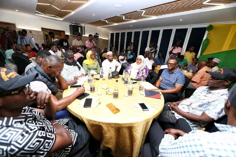 Image of Hassan Omar and other leaders in political gathering in Mombasa. Image (UDA