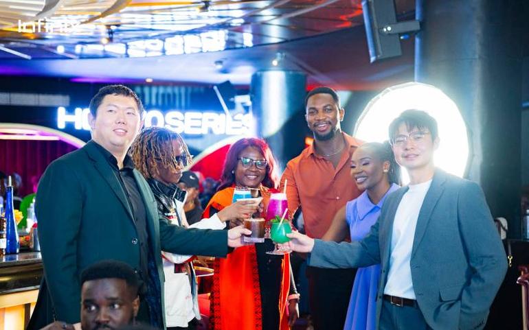 Members of the audience share a toast of the customized cocktails of the HOT 70 Series