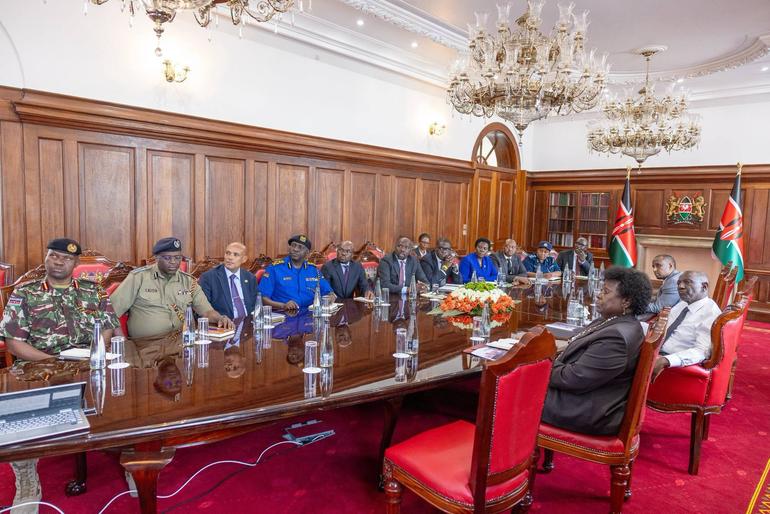 CS Interior Kipchumba Murkomen leads the Nairobi Metropolitan Police Unit technical team during the presentation of a progress report on the operationalisation of the Unit to H.E. President William Samoei Ruto at State House, Nairobi (Image: Files)
