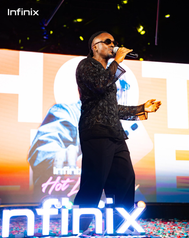 Award-Winning artist, Savara Performing live on Stage