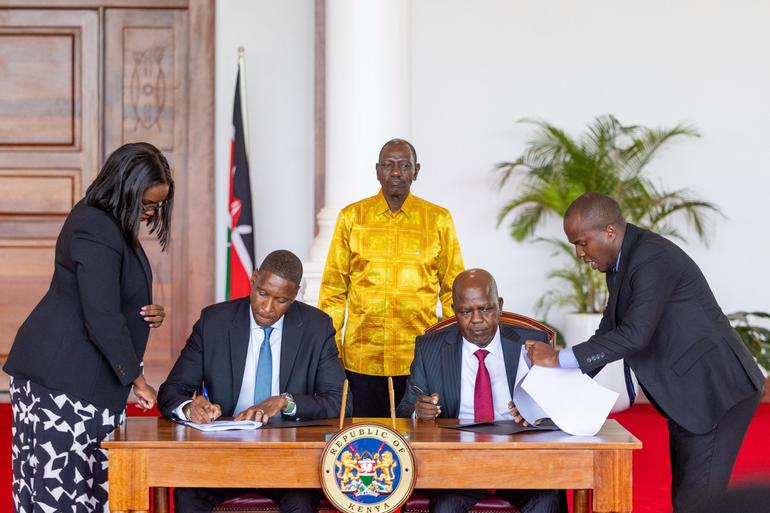 President William Ruto witnessing the signing of a lease agreement between Zaria Group and Kenya Railways Corporation in State House, Nairobi. (Image:PCS)