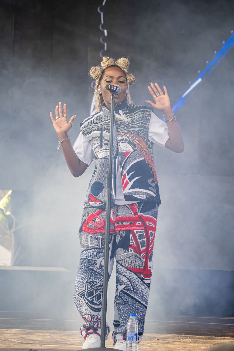 Elsy Wameyo Perfoming At The Live Stage