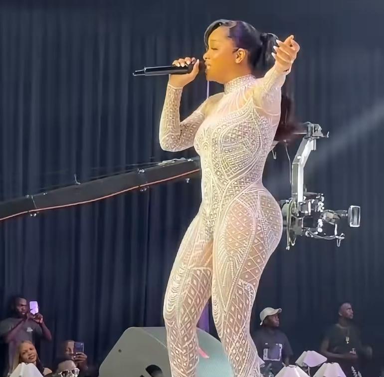 Nandy's outift during Miss Universe Tanzania performance