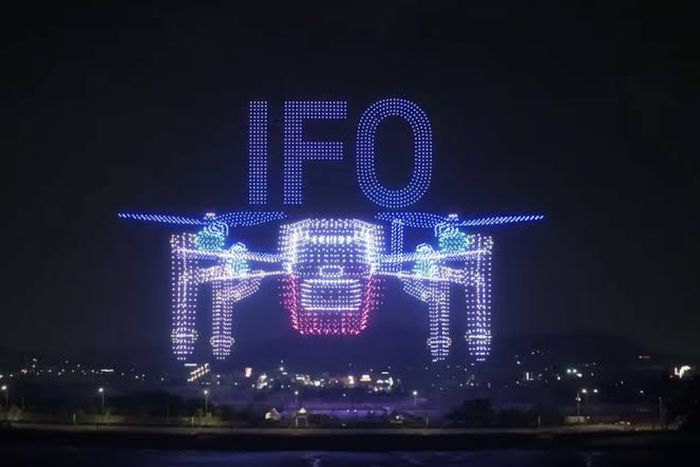UVify coordinated 5,293 IFO drones simultaneously to set a new Guinness World Record, creating intricate patterns and vibrant visuals above a crowd to demonstrate advanced programming and drone control technology