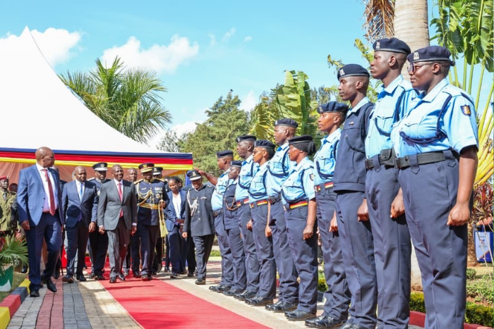 President William Ruto with officers in new police uniforms. (Image: PCS)