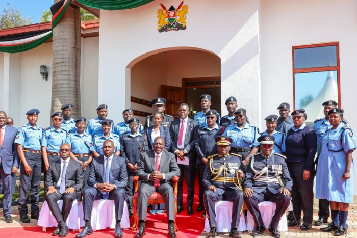 President William Ruto with officers in new police uniforms. (Image: PCS)