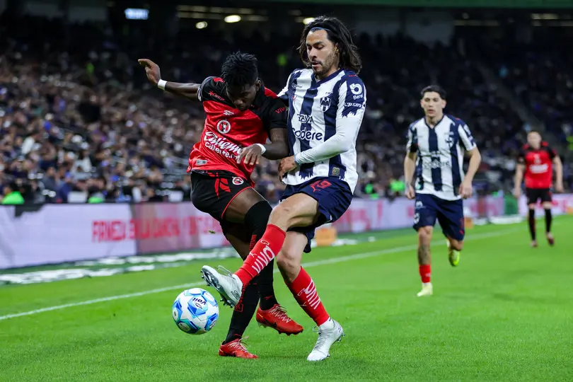 Aceves en jugada ante Xolos l Imago7