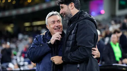 Domènec Torrent y Sebastián Abreu previo al partido | Imago7