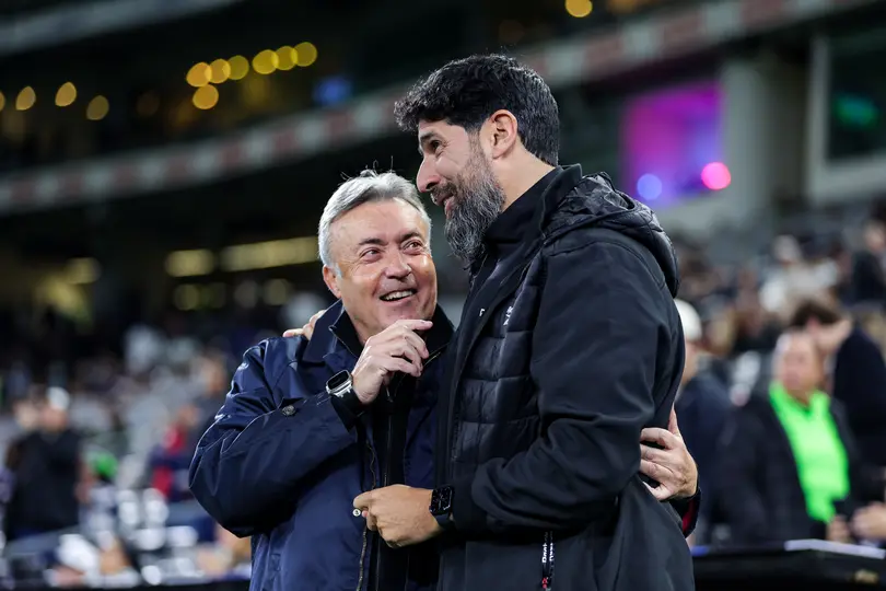 Domènec Torrent y Sebastián Abreu previo al partido | Imago7