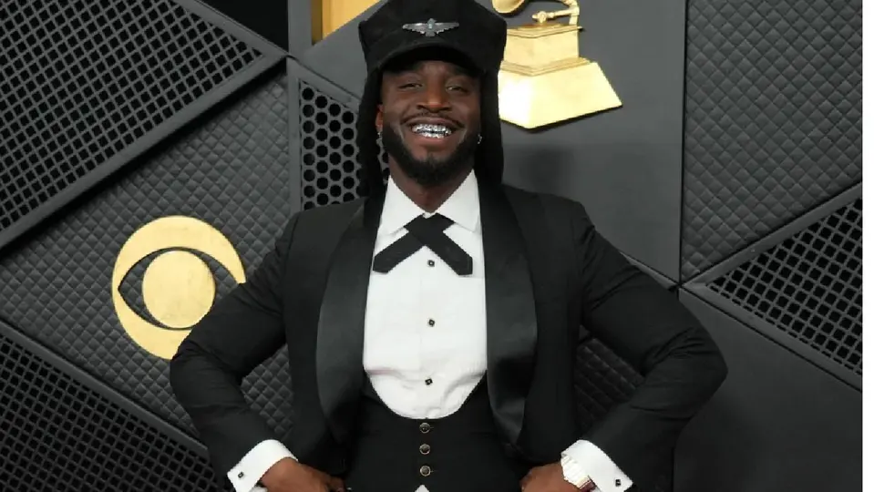 La moda masculina también brilló en los Grammys 2026 con trajes modernos y propuestas innovadoras./ AP