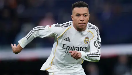Kylian Mbappé, en los últimos minutos, rescata al Madrid y les da la victoria frente al Rayo Vallecano