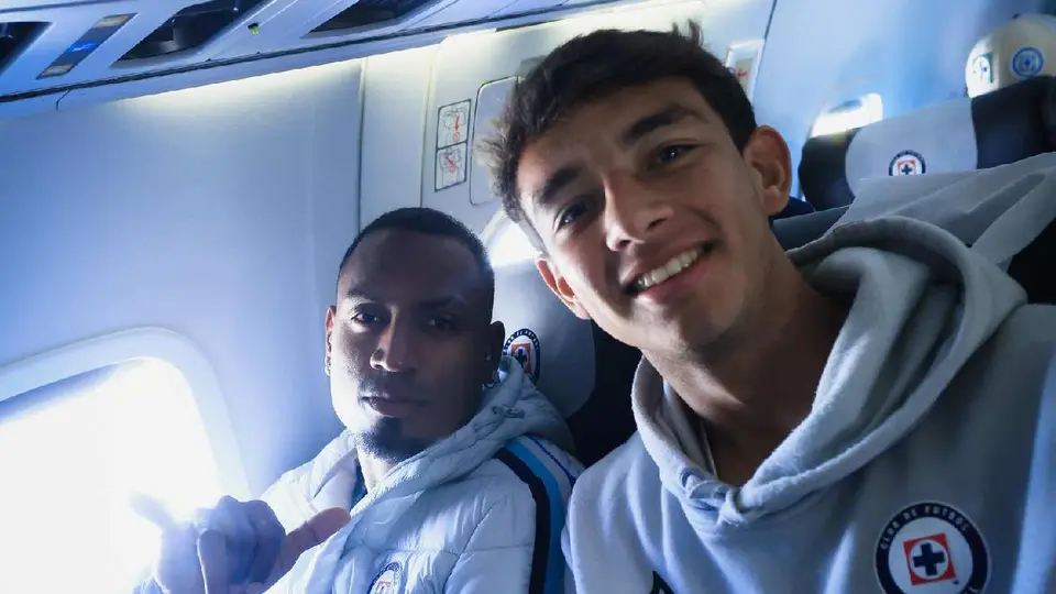 Ditta y compañía en vuelo a Vancouver l X:CruzAzul