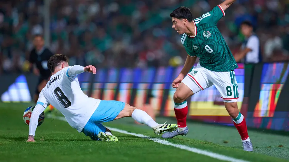 Obed Vargas enfrentando con México a la Selección de Uruguay | MexSport
