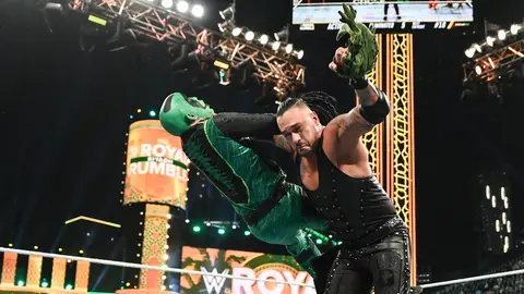 Mr. Iguana y La Yezka siendo atacados por Damian Priest | wwe.com