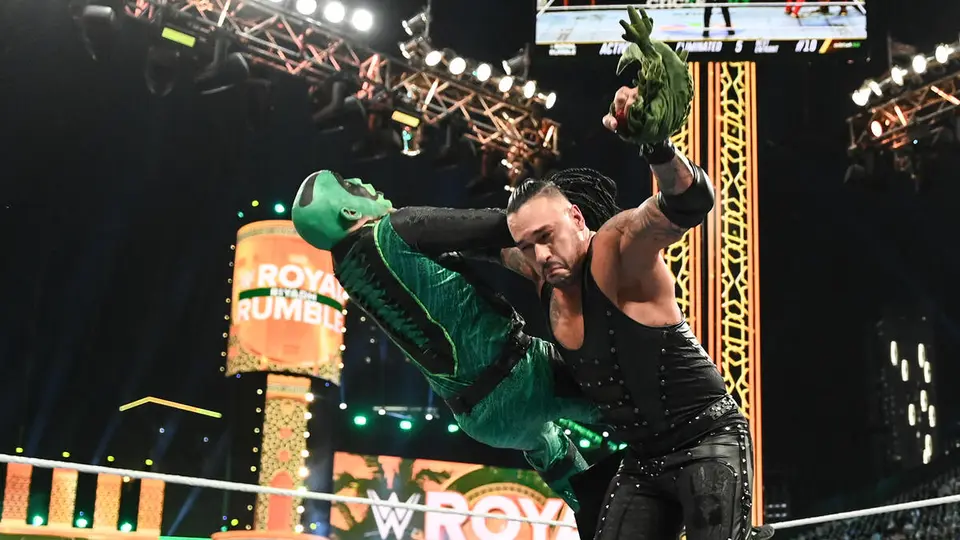 Mr. Iguana y La Yezka siendo atacados por Damian Priest | wwe.com