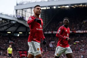 Manchester United derrota al Fulham con todo y el gol 200 de Raúl Jiménez