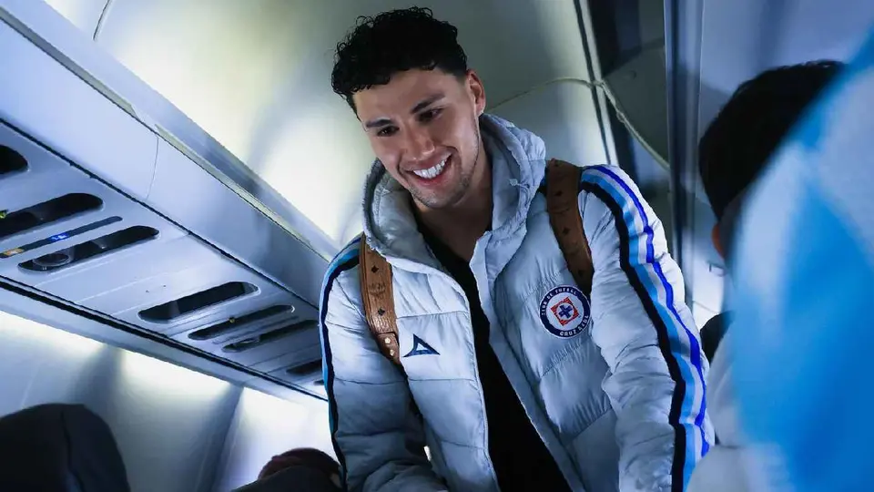 Jorge Sánchez en avión rumbo a Vancouver l X:CruzAzul