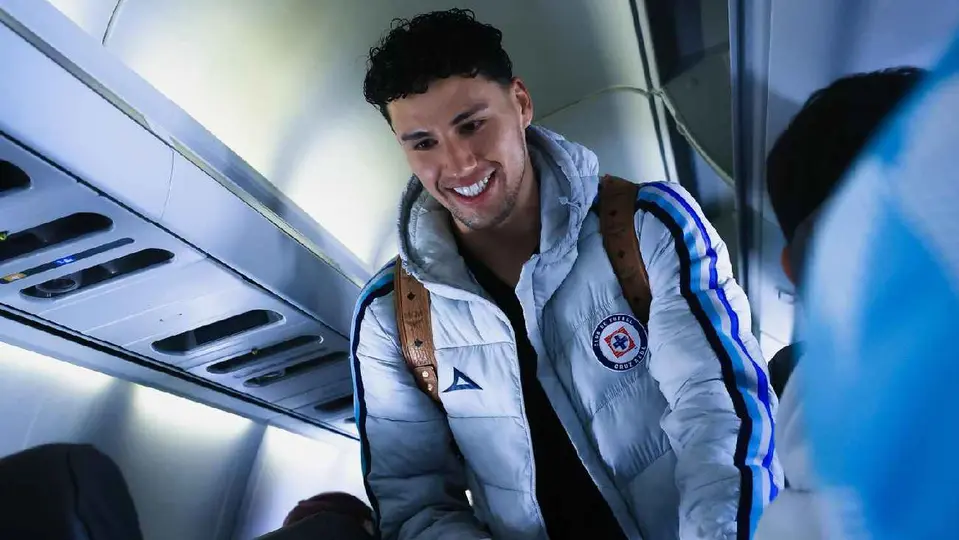 Jorge Sánchez en avión rumbo a Vancouver l X:CruzAzul